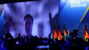 Elon Musk est vu sur un grand écran alors qu'Alice Weidel, codirigeante du parti d'extrême droite Alternative pour l'Allemagne (AfD), prend la parole lors d'un meeting de campagne électorale à Halle, dans l'est de l'Allemagne, le 25 janvier 2025.