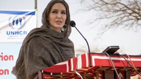 L'actrice américaine Angelina Jolie, envoyée spéciale du Haut Commissariat des Nations unies pour les réfugiés, le 20 juin 2021 au camp de Goudebou, au Burkina Faso