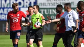 Xeka et Djalo se battent lors de LOSC-Courtrai.