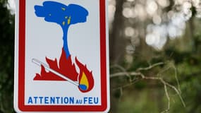 Dans les Bouches-du-Rhône, département le plus exposé au risque feu de forêt en France métropolitaine selon la préfecture, 14 massifs forestiers sur 26 ont été fermés, avec "interdiction stricte" d'y pénétrer