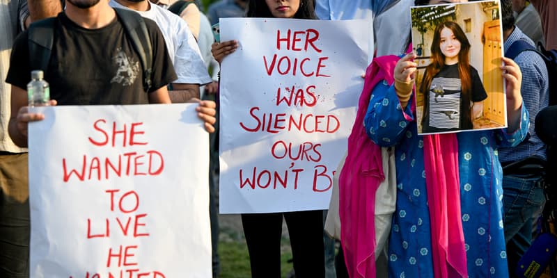 Des manifestants le 5 juin 2025 à Islamabad dénonçant le meurtre de Sana Yousaf une influenceuse populaire du Pakistan
