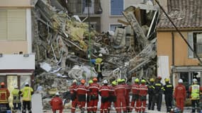 Des pompiers à la recherche de personnes qui pourraient être bloquées dans un immeuble d'habitation qui s'est effondré à Sanary-sur-Mer (Var), le 7 décembre 2021