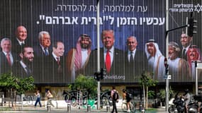 Un panneau d'affichage représentent au centre le président américain Donald Trump, à sa droite le premier ministre israélien Benjamin Netanyahu, et à sa gauche le prince héritier d'Arabie saoudite Mohammed bin Salman, ainsi que d'autres dirigeants du Moyen-Orient. 