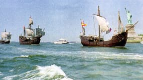 Des répliques des navires de Christophe Colomb, la Nina, la Pinta et la Santa Maria, passent devant la Statue de la Liberté le 26 juin 1992.