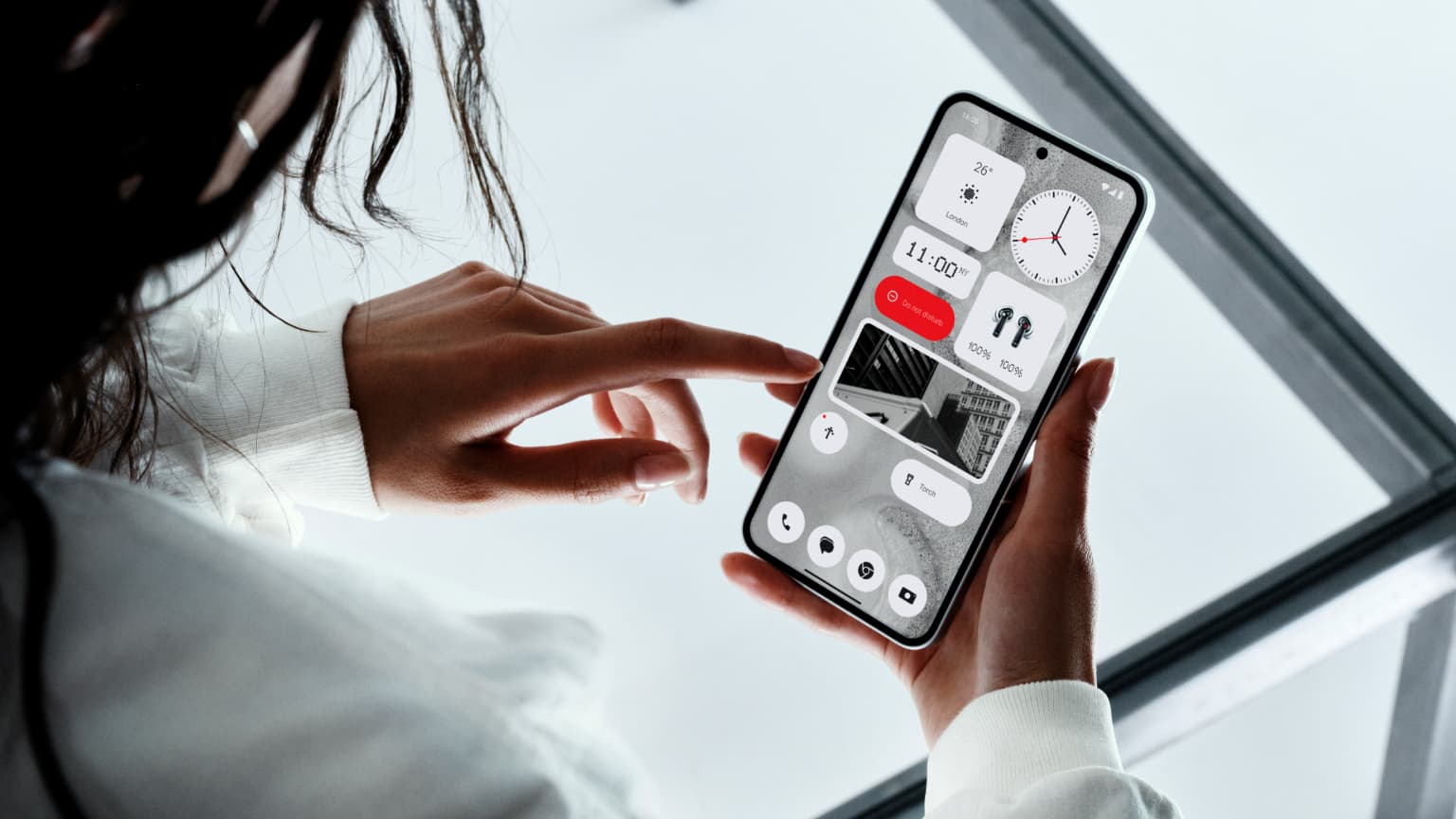 Le Nothing Phone (2) permet de mettre de nombreux widgets pour aller à l'essentiel