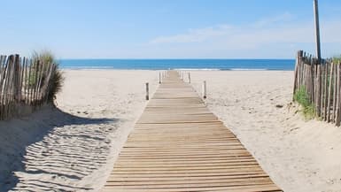 Pavillon Bleu a remis son label à 398 plages françaises en 2024, dont celle de Lège-Cap Ferret en Gironde.