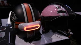 Ce feu arrière amovible se colle sur le casque du motard, prévient quand il freine et sert de warning. Relié à une application, il prévient automatiquement les secours en cas d'accident.