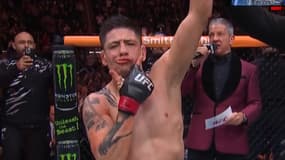 La joie de Brandon Moreno après sa victoire contre Albazi à l'UFC le 2 novembre 2024