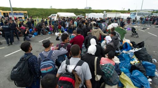 Des réfugiés arrivent aux abords du village autrichien de Heiligenkreuz près de la frontière avec la Hongrie, le 14 septembre 2015