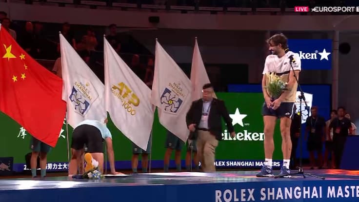 Arthur Rinderknech chute lors du protocole en finale du Masters 1000 de Shanghai le 12 octobre 2025