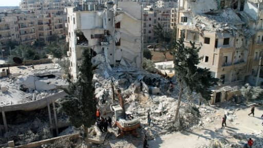 Des syriens recherchent des survivants dan les décombres d'un immeuble, le 7 février 2017 à Idleb non loin d'Alep