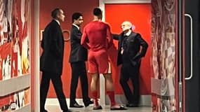 La discussion entre Virgil Van Dijk, Nasser Al-Khelaïfi et Luis Campos après Liverpool-PSG en Ligue des champions, le 11 mars 2025
