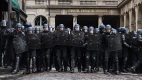 Des gendarmes et CRS protégeant le Conseil constitutionnel, le 13 avril 2023