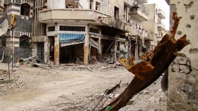 Dans la vieille ville de Homs visée vendredi par l'armée syrienne. Damas a déclaré que le soulèvement entamé il y a un an en Syrie était désormais terminé, mais que les forces gouvernementales resteraient dans les villes pour y "maintenir l'ordre", confor
