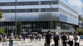 Des étudiants passent devant l'Université Paris-Saclay à Saclay, en banlieue parisienne, le 17 septembre 2021.
