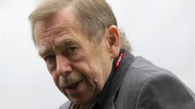 L'ancien président tchécoslovaque et dramaturge Vaclav Havel est mort à l'âge de 75 ans des suites d'une longue maladie, annonce dimanche la télévision publique tchèque. /Photo prise le 20 juillet 2010/REUTERS/Petr Josek