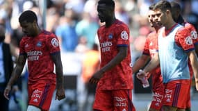Les footballeurs de l'Olympique Lyonnais quittent le terrain à la fin de la rencontre le 15 août 2021 dans le stade Raymond Kopa à Angers.