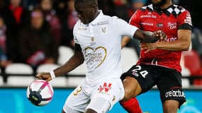 Malang Sarr face au Guingampais Marcus Coco