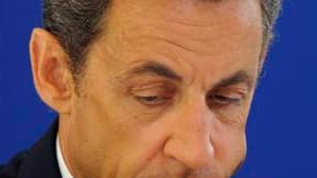 La cote de popularité de Nicolas Sarkozy est au plus bas depuis son élection avec 33% d'opinions favorables en juillet dans le baromètre de l'institut LH2 pour le Nouvel Observateur publié lundi. /Photo prise le 6 juillet 2010/ REUTERS/Philippe Wojazer