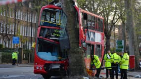 Un bus londonien s'est encastré vendredi matin dans un arbre.