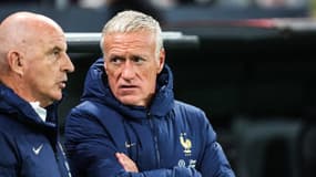 Didier Deschamps en discussion avec son adjoint pendant un match de la France en 2022