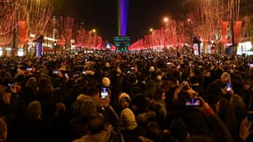 Une foule rassemblée pour le feu d'artifices du 31 décembre 2019 sur les Champs- Élysées (photo d'illustration)