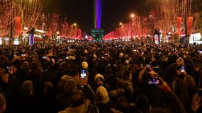 Une foule rassemblée pour le feu d'artifices du 31 décembre 2019 sur les Champs- Élysées (photo d'illustration)