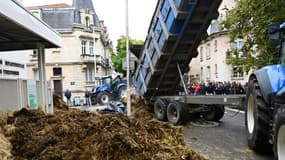 Des agriculteurs manifestent devant le siège du conseil départemental à Nancy, le 9 octobre 2024