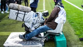 Des caméras pendant un match de Ligue 1 à Lens en mai 2024