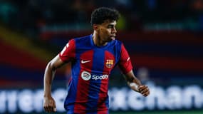 Lamine Yamal avec le maillot 2023-2024 du FC Barcelone, le 29 avril 2024