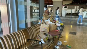 Les poubelles s'accumulent à la gare Saint-Charles à Marseille, en raison d'une grève des agents de nettoyage. 