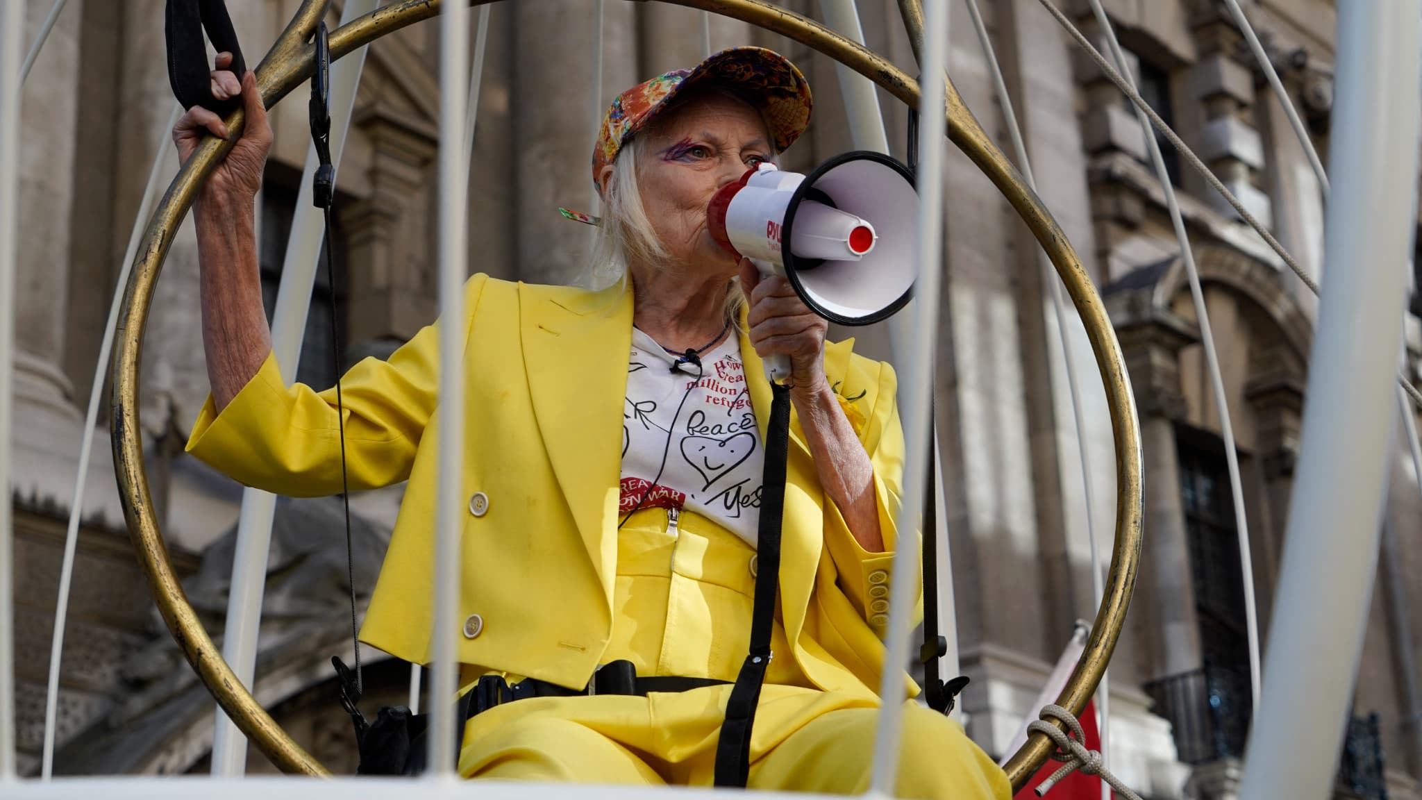 Vivienne Westwood en 2020, protestant contre le procès d'extradition du fondateur de Wikileaks, Julian Assange Vivienne Westwood en 2020, protestant contre le procès d'extradition du fondateur de Wikileaks, Julian Assange