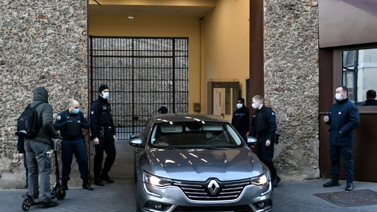 Une voiture avec à son bord l'ancien ministre de l'Intérieur Claude Guéant quitte la prison de la Santé à Paris le 9 février 2022