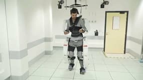 Thibaut peut remarcher grâce à un exosquelette.