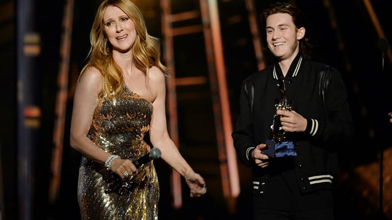 Céline Dion, aux Billboard Music Awards, le 22 mai 2016 à Las Vegas, recevant une récompense des mains de son fils René-Charles.