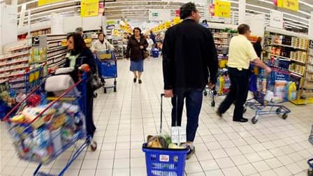 Les prix à la consommation sont restés stables en juin par rapport à mai pour s'afficher en hausse de 1,5% sur un an, selon l'Insee. En mai, l'indice des prix à la consommation avait augmenté de 0,1%. /Photo d'archives/REUTERS/Eric Gaillard