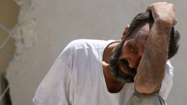 Un homme dévasté après des bombardements à Alep, le 19 juillet 2016.