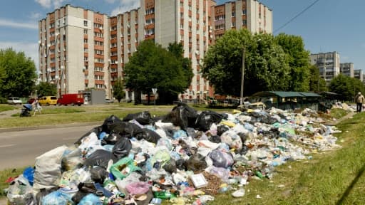 Des piles d'ordures s'entassent dans  les rues de Lviv, dans l'ouest de l'Ukraine, le 21 juin 2017