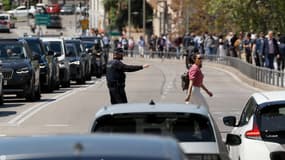 Coupure massive d'électricité: un policier espagnol fait la circulation en l'absence de feux de signalisation