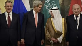 Les ministre russe Sergeï Lavrov, américain John Kerry, saoudien Adel al-Jubeir et turc Feridun Sinirlioglu le 29 octobre 2015 à Vienne