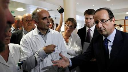 François Hollande continue de faire la course en tête en vue de la primaire socialiste. Selon un sondage OpinionWay pour Le Figaro et LCI, il est crédité de 43% des intentions devant Martine Aubry (30%) et Ségolène Royal (11%). /Photo prise le 27 septembr
