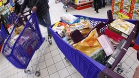 La consommation des ménages français en biens a progressé de 3% en février, un rebond essentiellement à mettre sur le compte de la vague de froid qui a touché la France le mois dernier. /Photo d'archives/REUTERS/Eric Gaillard