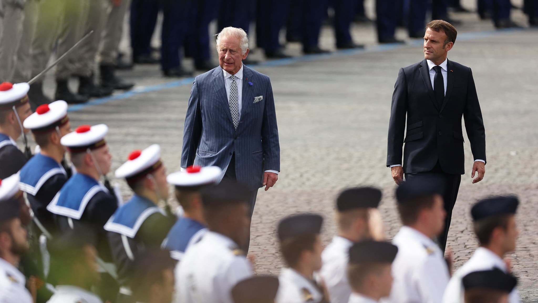 Le roi et le président passent en revue les corps d'armée, le 20 septembre 2023.