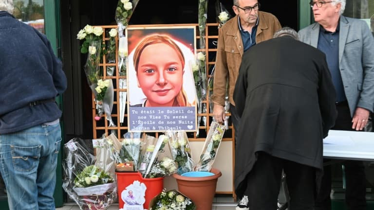 Des personnes rendent un dernier hommage à Lola, la collégienne assassinée, le 21 octobre 2022 à Fouquereuil, dans le Pas-de-Calais