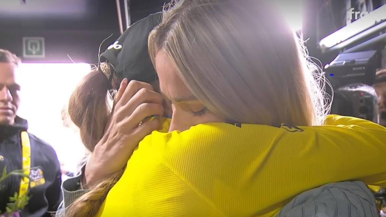 La directrice du Tour de France Marion Rousse félicite Pauline Ferrand-Prévot pour son premier maillot jaune, 2 août 2025