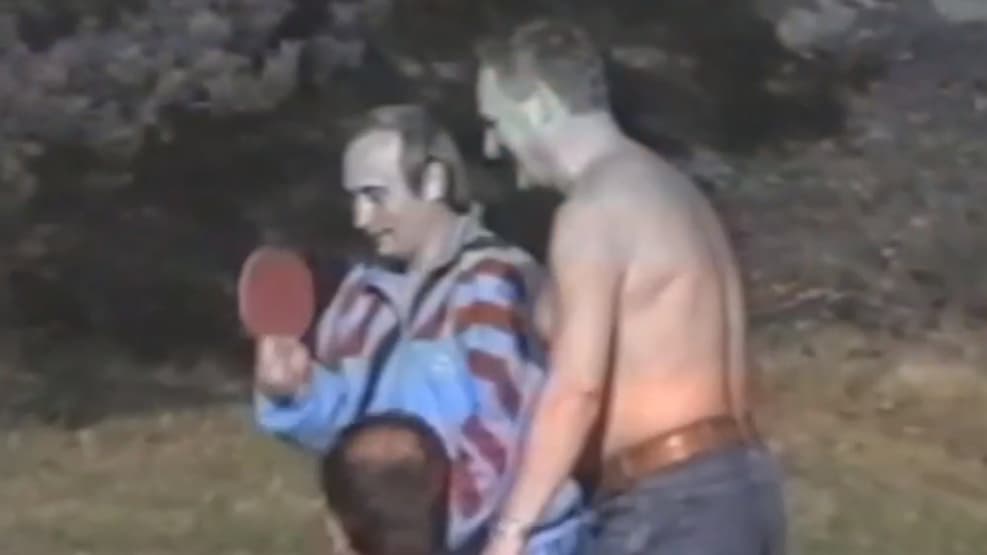 Vladimir Poutine avec Anatoly Sobchak, maire de St-Pétersbourg, au début des années 1990 en Finlande, dans des images amateures inédites, révélées par le média finlandais YLE le 24 septembre 2023