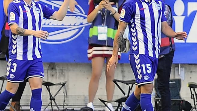 Théo Hernandez (à droite) sous le maillot d'Alavès