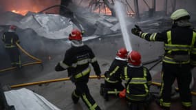 Des pompiers tentant d'éteindre un incendie à Kiev après une frappe russe, ce samedi 25 octobre 2025.