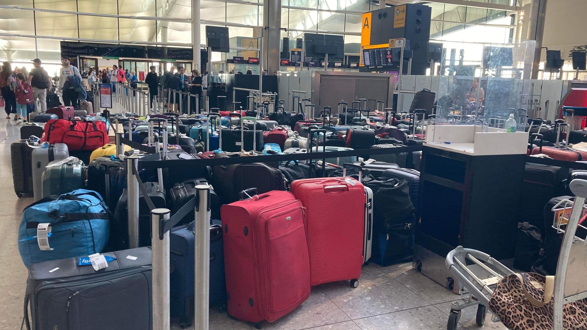 Vendredi, Irina Garrett a été contrainte de laisser ses valises dans le terminal de l'aéroport d'Heathrow à Londres.