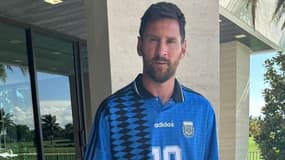 Lionel Messi pose avec la maillot porté par Diego Maradona à la Coupe du monde 1994, le 31/07/2023